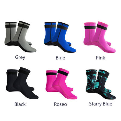 Wasserdichte Surf-Schwimmbad-Tauchsocken mit soliden Farben Schönheitssocken und 3D-Kleine Punkte