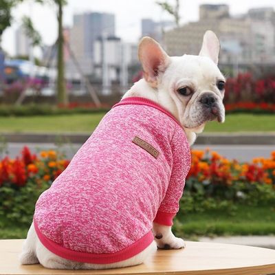 Gewirkte Hundehocker aus Polyester Pullover für kleine Hunde Luxusbekleidung Zubehör