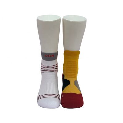 Atemberaubende, schnell trockene Schönheitssocken für Männer Custom Logo Regular Style Athletic Grip Socks