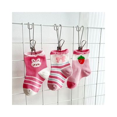 Wintersocken für Kinder mit Zeichentrickfilm-Bildschirm von Erdbeerhasen und schnell trocknenem Stoff