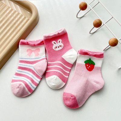 Wintersocken für Kinder mit Zeichentrickfilm-Bildschirm von Erdbeerhasen und schnell trocknenem Stoff
