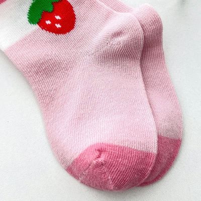 Wintersocken für Kinder mit Zeichentrickfilm-Bildschirm von Erdbeerhasen und schnell trocknenem Stoff