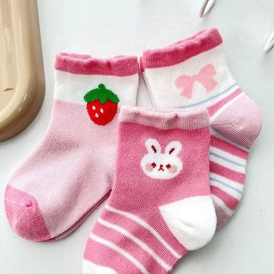 Wintersocken für Kinder mit Zeichentrickfilm-Bildschirm von Erdbeerhasen und schnell trocknenem Stoff