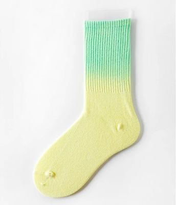 Inventar von rot-violett-gradienten riesigen bequemen Socken für Frauen an Sommertagen