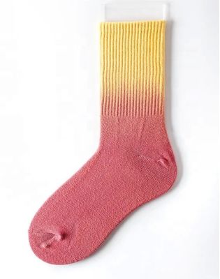 Inventar von rot-violett-gradienten riesigen bequemen Socken für Frauen an Sommertagen