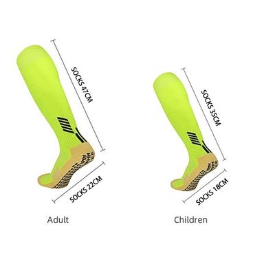 Antislip-Funktion Kinder Fußballsocken mit dickem Material und hohen Kniestreifen
