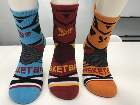 Sportsocken aus mehrfarbiger Druckfarbe, Atemberaubende Baumwollsocken mit regelmäßigen Stil und Polsterung
