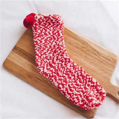 Winter Coral Fleece Cup Kuchensocken mit kreativem Accessoire Ball Design und DOT Muster