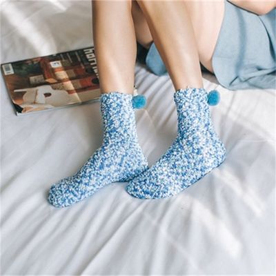 Winter Coral Fleece Cup Kuchensocken mit kreativem Accessoire Ball Design und DOT Muster