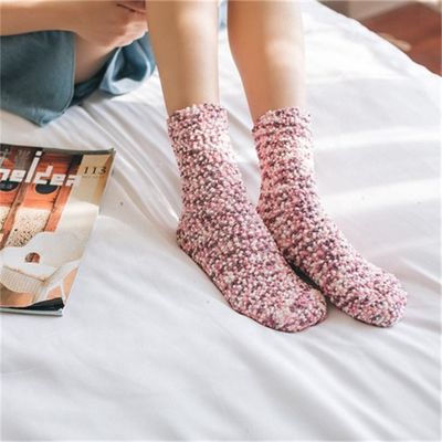 Winter Coral Fleece Cup Kuchensocken mit kreativem Accessoire Ball Design und DOT Muster