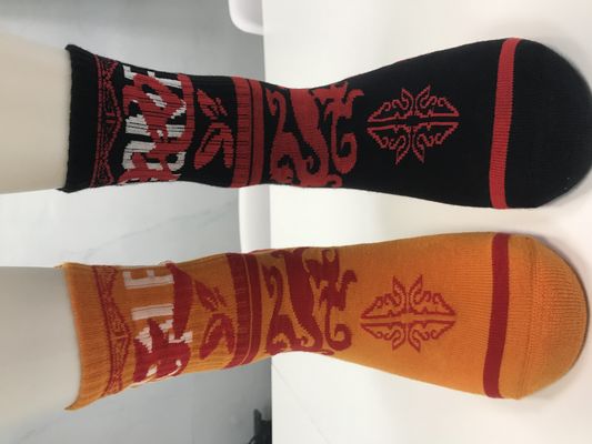 Sportsocken aus mehrfarbiger Druckfarbe, Atemberaubende Baumwollsocken mit regelmäßigen Stil und Polsterung