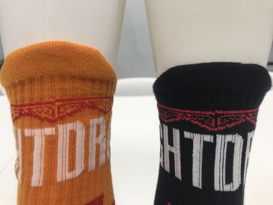 Atemberaubende Baumwoll-Spandex-Mischung Sportsocken für Männer Anpassungsfähig und langlebig