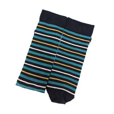 Atemberaubend gestreiftes Muster Männer lange Schlauchsocken hohes Bambusmaterial für Sommerkleidung