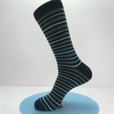 Atemberaubend gestreiftes Muster Männer lange Schlauchsocken hohes Bambusmaterial für Sommerkleidung