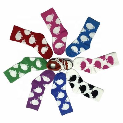Kinderrosa Fuzzy Socks mit rutschfester Gestaltung und Standarddicke