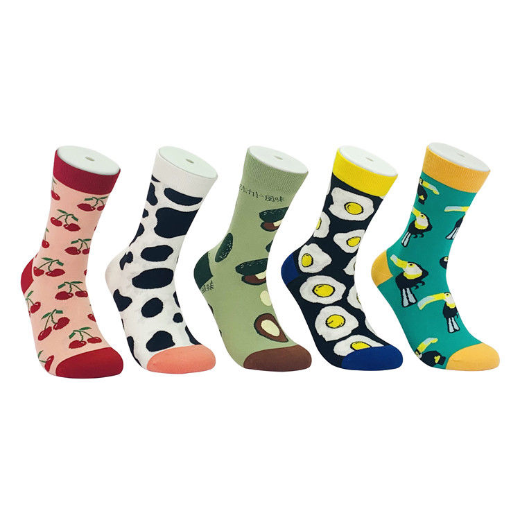 Stylische Winter-Frauen-Populäre Happy Jacquard-Lange Socken für die Jahresfeiern
