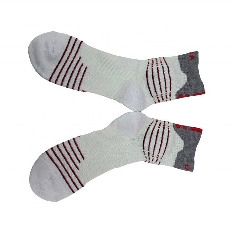 Atemberaubende, schnell trockene Schönheitssocken für Männer Custom Logo Regular Style Athletic Grip Socks