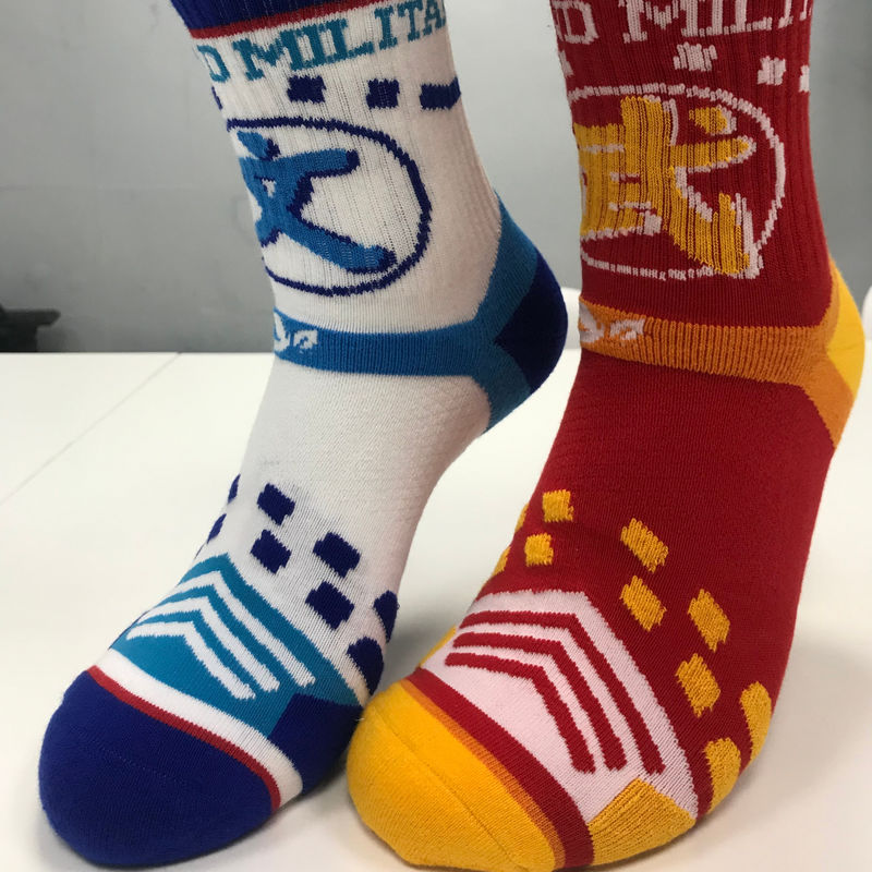 Sportsocken aus mehrfarbiger Druckfarbe, Atemberaubende Baumwollsocken mit regelmäßigen Stil und Polsterung
