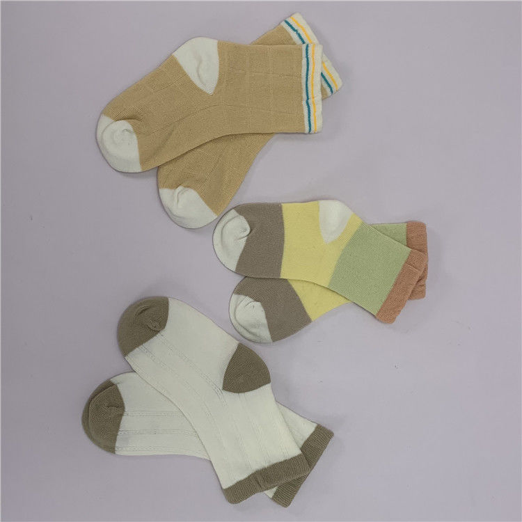 2-3Y Knaben Socken aus einfacher Baumwolle mit Zeichentrickmuster und schnell trocknen