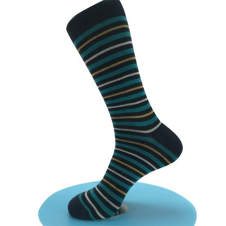 Atemberaubend gestreiftes Muster Männer lange Schlauchsocken hohes Bambusmaterial für Sommerkleidung
